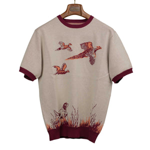 Knit tee in beige and burgundy with jacquard hunting scene