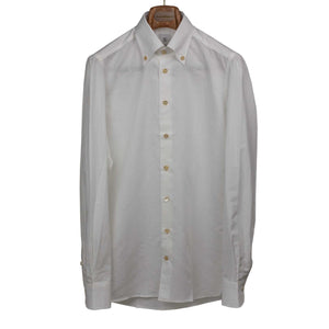 Buttoned collar shirt in white cotton linen