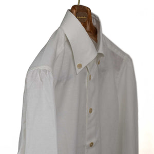 Buttoned collar shirt in white cotton linen