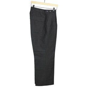 Relaxed pleated trousers in black paper and linen
