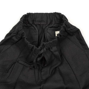 Pleated drawstring pants in black midweight linen