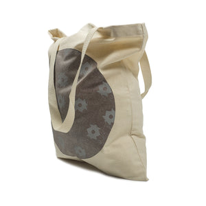Circle tote in natural cotton with hand-printed patch