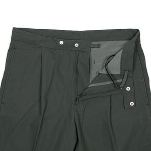Single-pleat travel trousers in charcoal cotton nylon