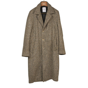 Belted balmacaan coat in handloomed Donegal oatmeal-black