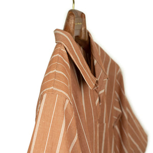 Spread collar popover shirt in burnt orange and white striped cotton/linen