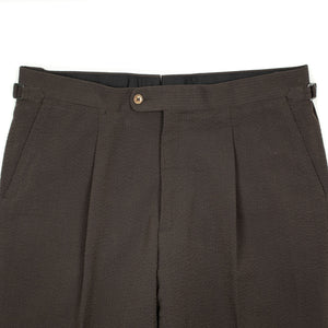x Sartoria Carrara: pleated trousers in brown seersucker (separates)