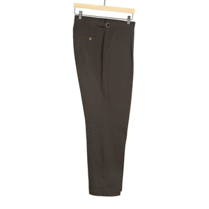x Sartoria Carrara: pleated trousers in brown seersucker (separates)