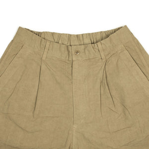 One-tuck easy shorts in garment dyed khaki cotton hemp