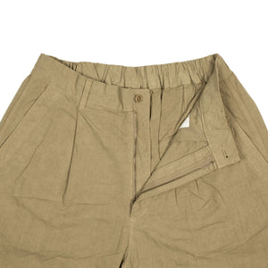 One-tuck easy shorts in garment dyed khaki cotton hemp
