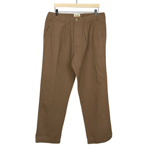 Pleated chinos in churrow brown cotton linen